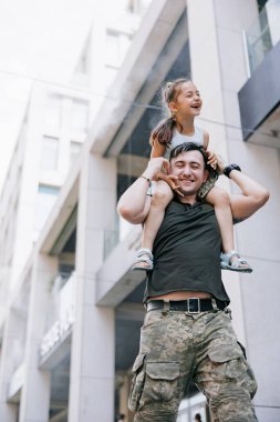 Küçük Ukraynalı kız tatilde babasıyla tanışıyor ve onunla neşeli oyunlar oynuyor. Ukrayna 'da savaş. Rus ordusu Ukrayna 'yı işgal etti. Savaş ve çocuklar.