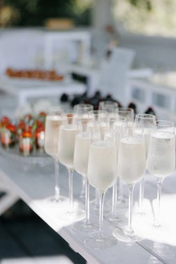 Düğün şöleninde kadehler dolusu şampanya masanın üstünde. Yakın plan..