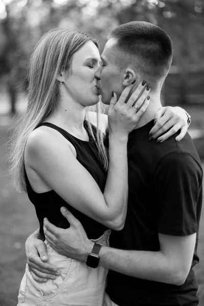 Young Couple Love Embracing Kissing Park Black White Image — Stock Photo, Image