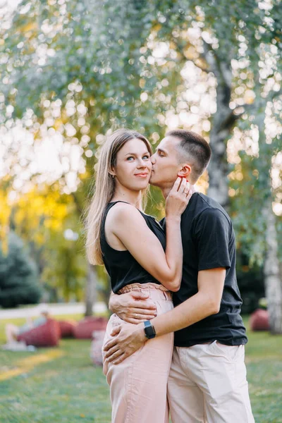 Jeune Couple Amoureux Embrasser Embrasser Dans Parc Sur Fond Coucher — Photo