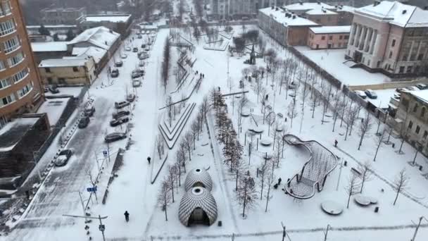 Inverno Cidade Dnipro Ucrânia Neve Rua Coberta Com Pessoas Carros — Vídeo de Stock