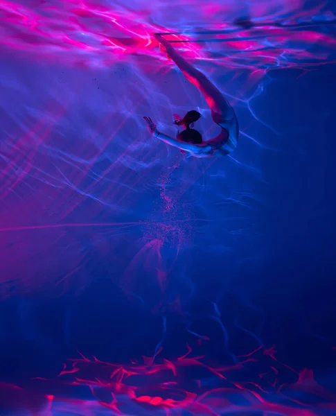 Podvodní Natáčení Krásné Baletky Bodysuit Plavání Tančení Vodě Přes Růžové — Stock fotografie