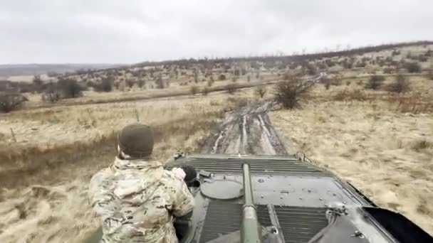 Vehículo Combate Infantería Con Guerrero Ucraniano Escotilla Moviéndose Largo Camino — Vídeos de Stock