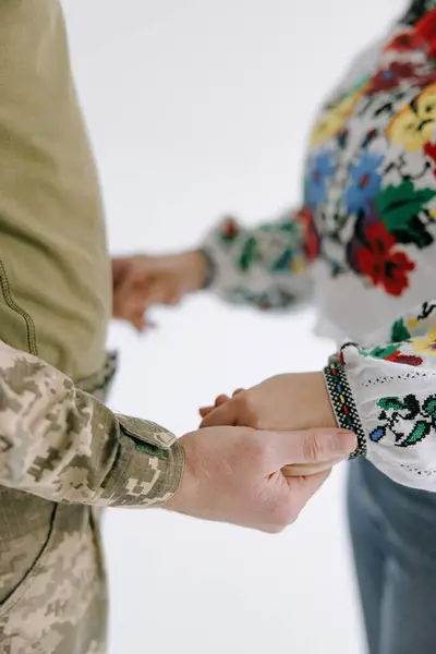 Bruid Oekraïense Nationaliteit Geborduurd Shirt Bruidegom Militair Uniform Houden Elkaar Rechtenvrije Stockafbeeldingen