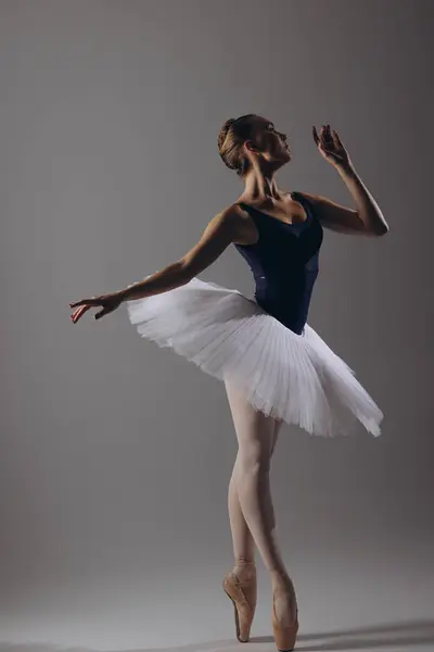 Jonge Ballerina Elegantie Witte Tutu Pointe Schoenen Dansen Tegen Donkere Stockfoto