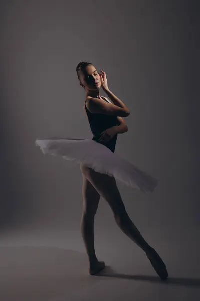 Jonge Ballerina Elegantie Witte Tutu Pointe Schoenen Dansen Tegen Donkere Stockfoto