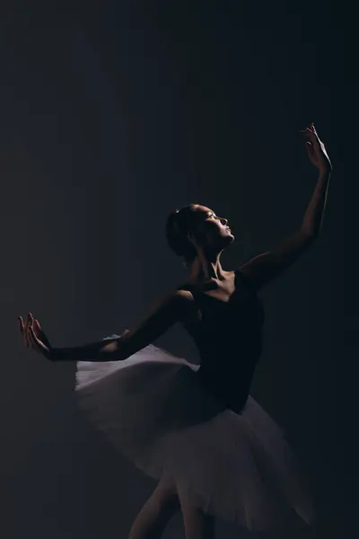 Jonge Ballerina Elegantie Witte Tutu Dansen Tegen Donkere Achtergrond Barmhartige Rechtenvrije Stockafbeeldingen