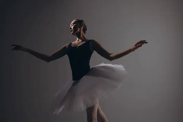 Jonge Ballerina Elegantie Witte Tutu Dansen Tegen Donkere Achtergrond Barmhartige Rechtenvrije Stockfoto's