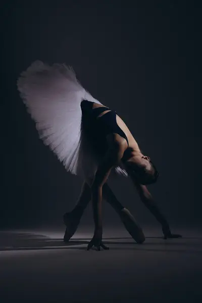 Balerină Tânără Eleganță Tutu Alb Pantofi Pointe Dansând Fundal Întunecat Imagine de stoc