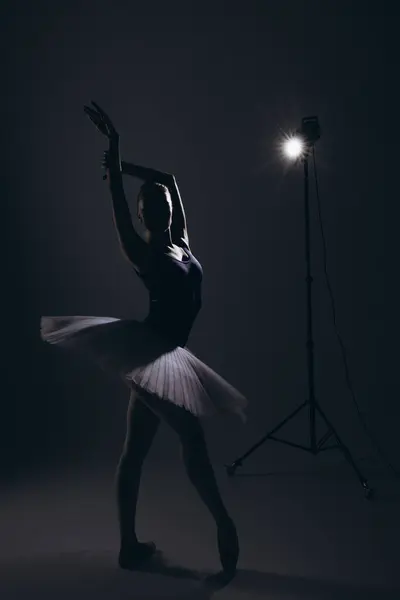 Jonge Ballerina Elegantie Witte Tutu Pointe Schoenen Dansen Tegen Donkere Stockafbeelding