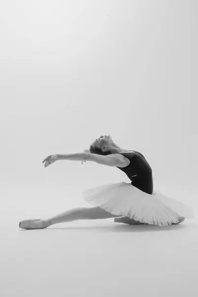 Jonge Ballerina Elegantie Tutu Pointe Schoenen Dansen Tegen Een Witte Stockfoto