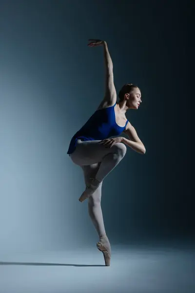 Jonge Ballerina Bodysuit Puntschoenen Dansend Tegen Een Blauwe Achtergrond Genadige Stockfoto