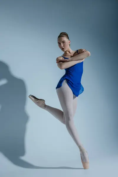 Młoda Balerina Garniturze Szpiczastych Butach Tańcząca Niebieskim Tle Pełna Wdzięku Zdjęcia Stockowe bez tantiem