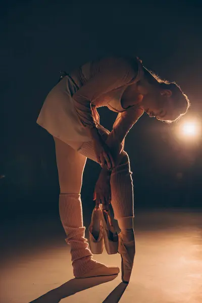 Muda Lelah Balerina Dengan Sepatu Runcing Tangannya Santai Setelah Pelatihan Stok Gambar Bebas Royalti