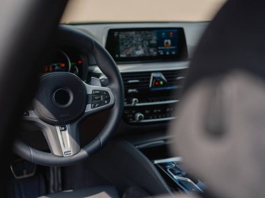 Ergonomik direksiyon, gösterişli gösterge paneli, dijital ekran ve ileri teknolojiye sahip zarif modern araba iç mimarisi, konfor, lüks ve sürüş performansı sunuyor.