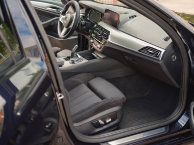 Premium deri koltuklar, ergonomik direksiyon, gösterişli gösterge paneli, dijital ekran ve ileri teknolojiye sahip zarif modern araba içi, konfor, lüks ve sürüş performansı sunuyor..