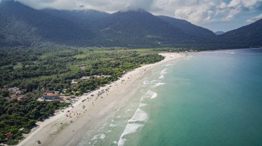Güneşli bir günde kumsal manzarası, yukarıdan bakıldığında, insansız hava aracı fotoğrafçılığı, durgun turkuaz sular, ormanlı dağlar, tropikal nehir, doğa, Praia do Engenho - Ubatuba - Sao Paulo - Brezilya