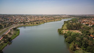 Rio Preto belediye barajının insansız hava aracı panoramasındaki hava manzarası güneşli bir günde caddeler ve otoyollar ve yüksek çözünürlükteki park ve nehir Sao Jose do Rio Preto - Sao Paulo- Brasil