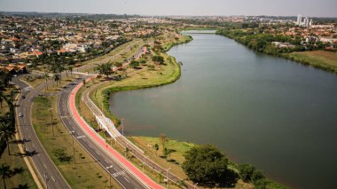 Rio Preto belediye barajının insansız hava aracı panoramasındaki hava manzarası güneşli bir günde caddeler ve otoyollar ve yüksek çözünürlükteki park ve nehir Sao Jose do Rio Preto - Sao Paulo- Brasil