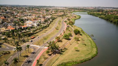 Rio Preto belediye barajının insansız hava aracı panoramasındaki hava manzarası güneşli bir günde caddeler ve otoyollar ve yüksek çözünürlükteki park ve nehir Sao Jose do Rio Preto - Sao Paulo- Brasil