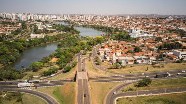 Rio Preto belediye barajının insansız hava aracı panoramasındaki hava manzarası güneşli bir günde caddeler ve otoyollar ve yüksek çözünürlükteki park ve nehir Sao Jose do Rio Preto - Sao Paulo- Brasil