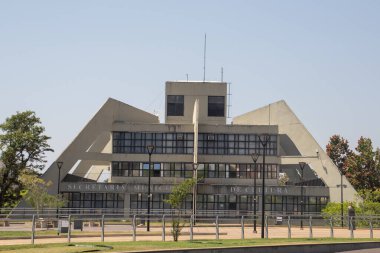 Şehir kütüphanesi binası, güneşli bir günde, mavi ve bulutsuz gökyüzü, yüksek çözünürlüklü - Sao Jose do Rio Preto - Sao Paulo - Brezilya