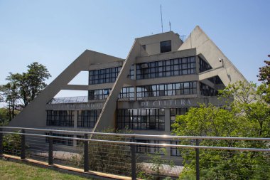 Şehir kütüphanesi binası, güneşli bir günde, mavi ve bulutsuz gökyüzü, yüksek çözünürlüklü - Sao Jose do Rio Preto - Sao Paulo - Brezilya