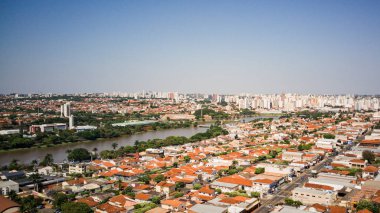 So Jos do Rio Preto belediye rezervuarının hava görüntüsü geniş su ve doğal çevreyi gösteriyor.