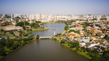 So Jos do Rio Preto belediye rezervuarının hava görüntüsü geniş su ve doğal çevreyi gösteriyor.