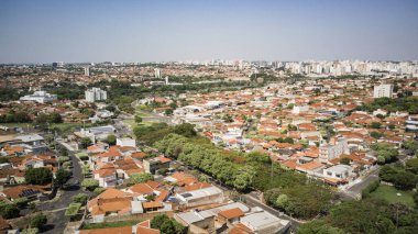 So Jos do Rio Preto belediye rezervuarının hava görüntüsü geniş su ve doğal çevreyi gösteriyor.