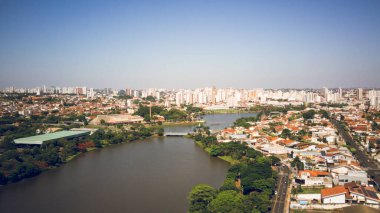 So Jos do Rio Preto belediye rezervuarının hava görüntüsü geniş su ve doğal çevreyi gösteriyor.