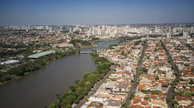 So Jos do Rio Preto belediye rezervuarının hava görüntüsü geniş su ve doğal çevreyi gösteriyor.