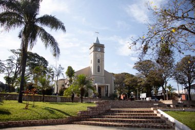 Engenheiro Schmidt 'teki Santa Apolnia kilisesi ve meydanı manzarası Jos Rio Preto' da kırsal çekiciliği ve tarihi mimariyi yakalıyor.