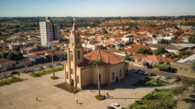 Potirendaba 'nın Matriz kilisesinin ve kasaba meydanının havadan görünüşü So Paulo' daki tarihi ve mimari güzellikleri yansıtıyor.