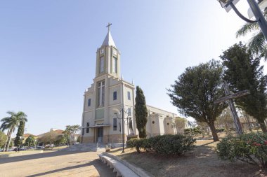Nhandeara 'daki ana meydanın güzel manzarası büyüleyici kilise ve hayat dolu toplum hayatını gözler önüne seriyor.