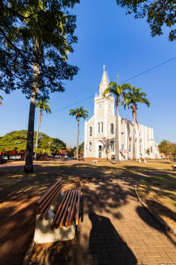 Monte Aprazvel 'ın ana meydanının büyüleyici manzarası, SP, güzel bir kilise ve canlı bir yerel hayat sunuyor.