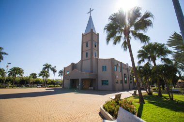 Sebastianpolis do Sul, SP 'deki ana meydanın büyüleyici manzarası, güzel bir kilise ve huzurlu bir çevreye sahip.