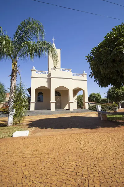 stock image Beautiful view of the main square in Parisi, SP, showcasing the charming church and inviting green spaces