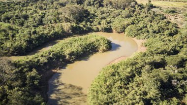 Bereketli nehir bitkileriyle çevrili Turvo Nehri 'nin kıvrımlı ve dolambaçlı hava manzarası doğanın güzelliğini gözler önüne seriyor.