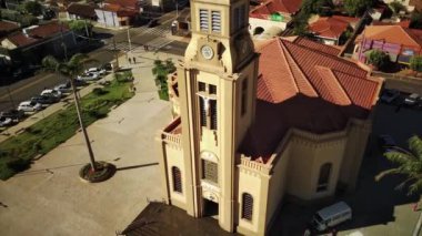 Potirendaba 'nın hava manzarası, So Paulo, şehrin büyüleyici manzarasının ortasındaki çarpıcı kilise kulesini sunar.