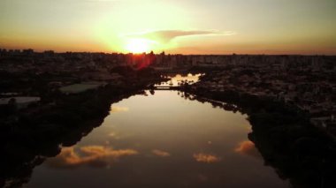 So Jos do Rio Preto 'daki belediye rezervuarının çarpıcı hava manzarası, doğal güzelliğini ve çevresindeki doğal manzaraları gözler önüne seriyor.
