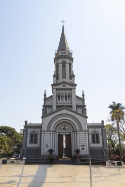 Resimli Praa Baro de Rio Branco ve Bebedouro 'daki büyüleyici So Joo Batista Kilisesi, So Paulo, tarih, kültür ve toplum ruhunun güzel bir karışımını sunuyor.