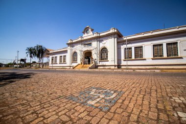 Barretos 'taki kare ve tren istasyonu So Paulo büyüleyici mimariyi ve hayat dolu toplum yaşamını sergiliyor ve bu tarihi şehrin tüm detaylarını yakalıyor.