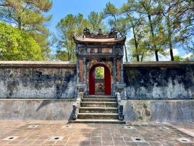 Duvarları ve merdivenleri olan eski bir kapı. Bu kapı mezarlığa açılıyor..