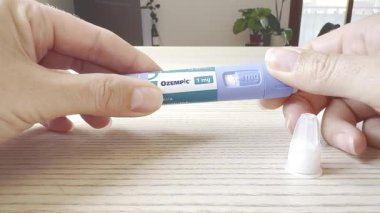 Kendine enjekte eden kalem tıklaması semaglutide