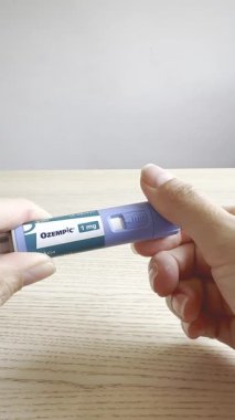 Kendine enjekte eden kalem tıklaması semaglutide