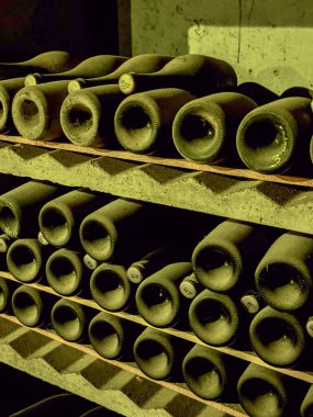 Pembe köpüklü şarap üretimi. Tozlu bir şişedeki maya tortusu. Yüksek kalite fotoğraf