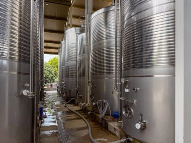 Şaraphanede şarap üretimi, metal tanklar. Yüksek kalite fotoğraf