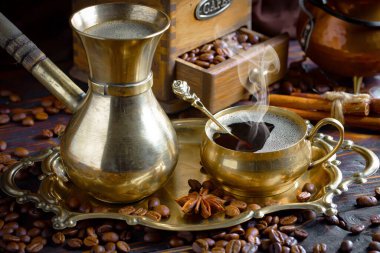 Kahve fincanındaki kahve fincanı, eski bir arka plan..