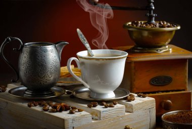 Kahve çekirdekleri, kaşık içinde eski bir arka planda.